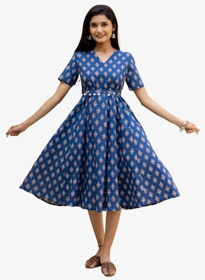 ملائم فستان قطني أزرق مطبوع بالزهور واسع